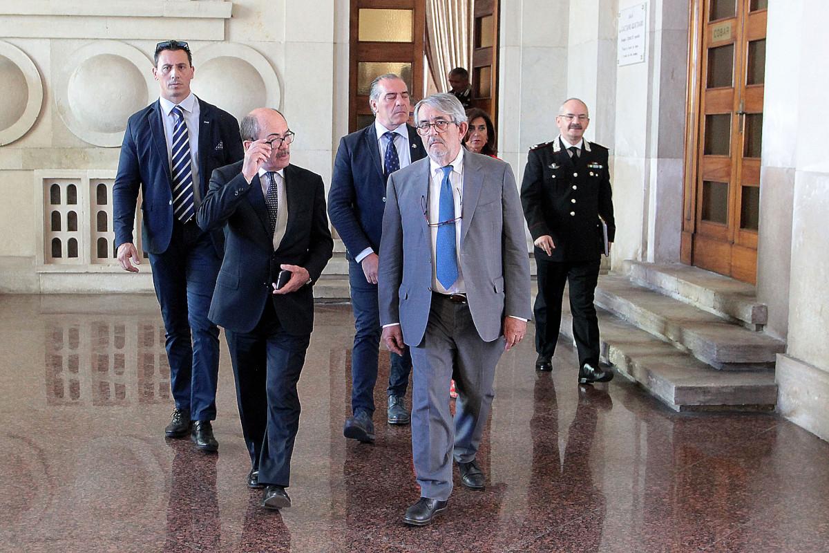 Sulla destra in primo piano, il procuratore di Bari Giuseppe Volpe (Donato Fasano - Lapresse)