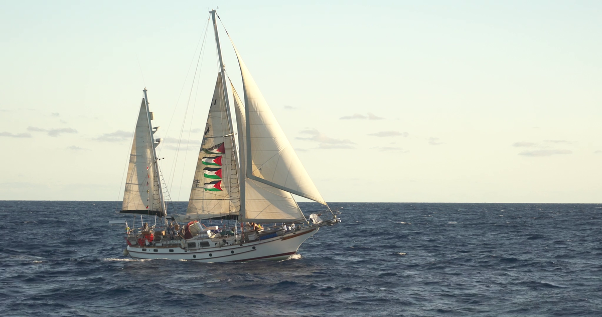 Una delle barche della Global Sumud Flotilla salpata da Barcellona