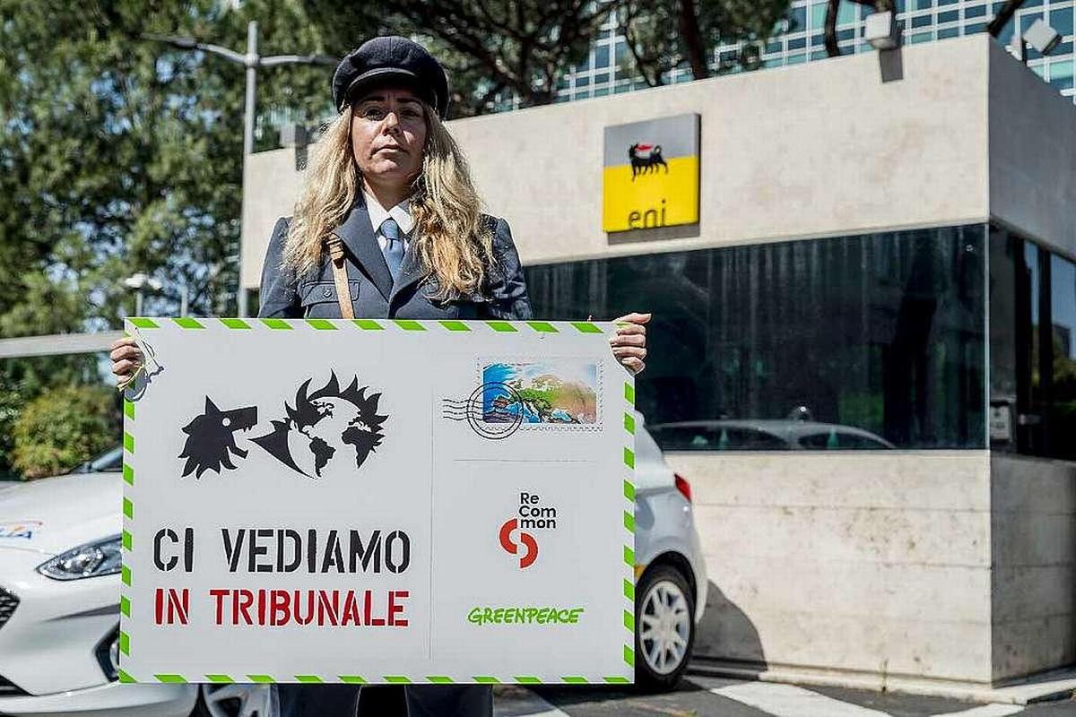 Un cartello di un'attivista con la scritta "Ci vediamo in tribunale". Foto: facebook/Greenpeace