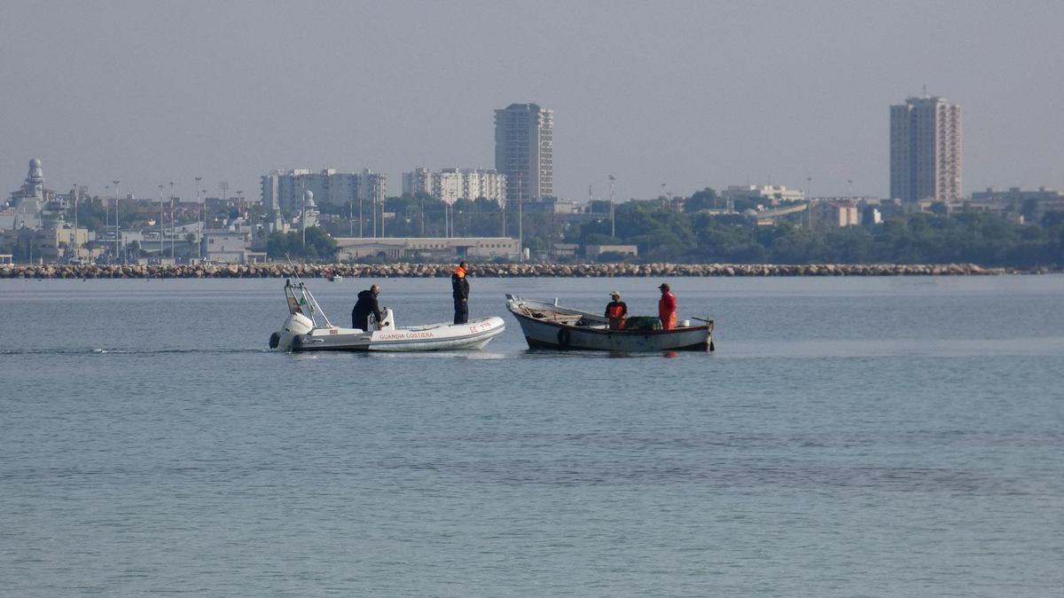 Due militari della guardia costiera controllano dei pescatori di frodo di cetrioli di mare (Guardia costiera)