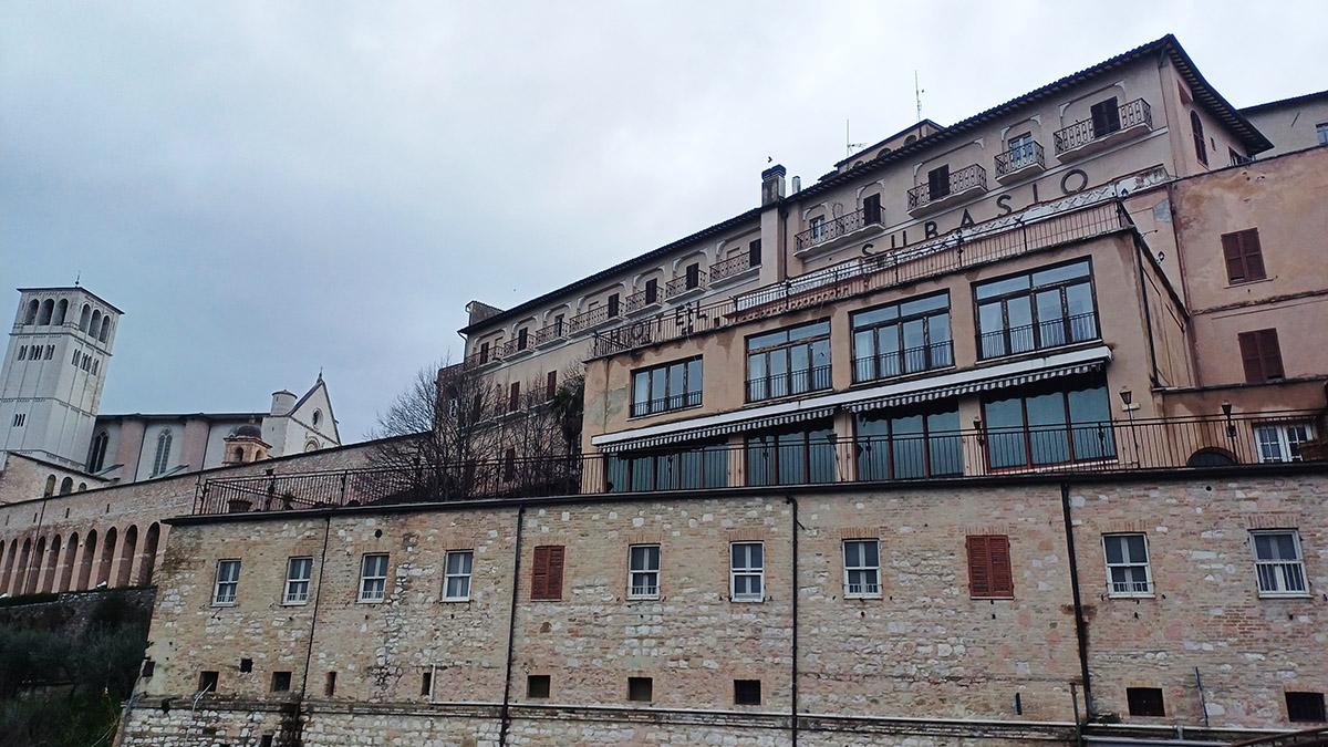 Lo storico hotel Subasio, nelle vicinanze della Basilica di San Francesco, che si intravede sulla sinistra (Foto de lavialibera)