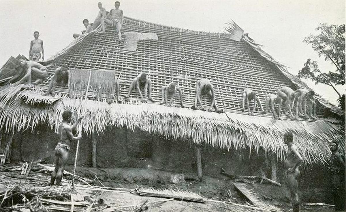 Alcuni uomini Igbo impegnati nella costruzione di un edificio con terra e paglia. (Fotografo tratta dal libro di GT Basden, "Among the Ibos of Nigeria", ripresa da WikiCommons) 