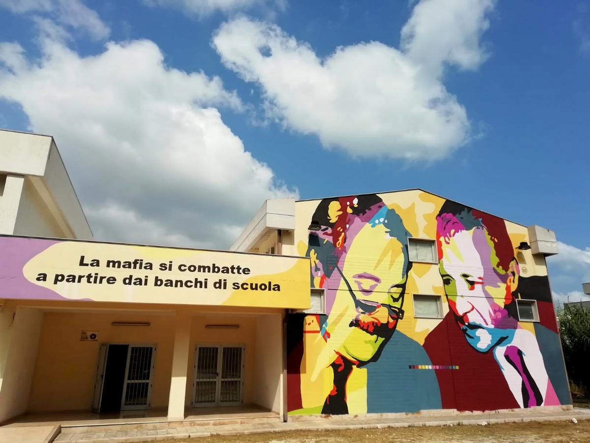 Il murales realizzato da Cheko's art alla scuola Don Antonio Spalatro di Vieste, progetto curato da 167B / Street