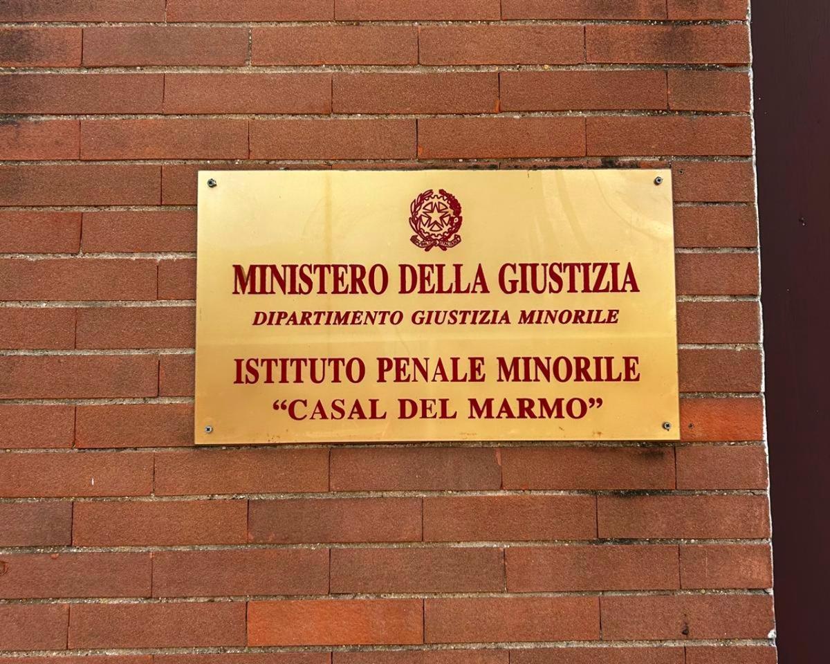Casal del Marmo (Roma), la targa all'ingresso dell'istituto penale minorile