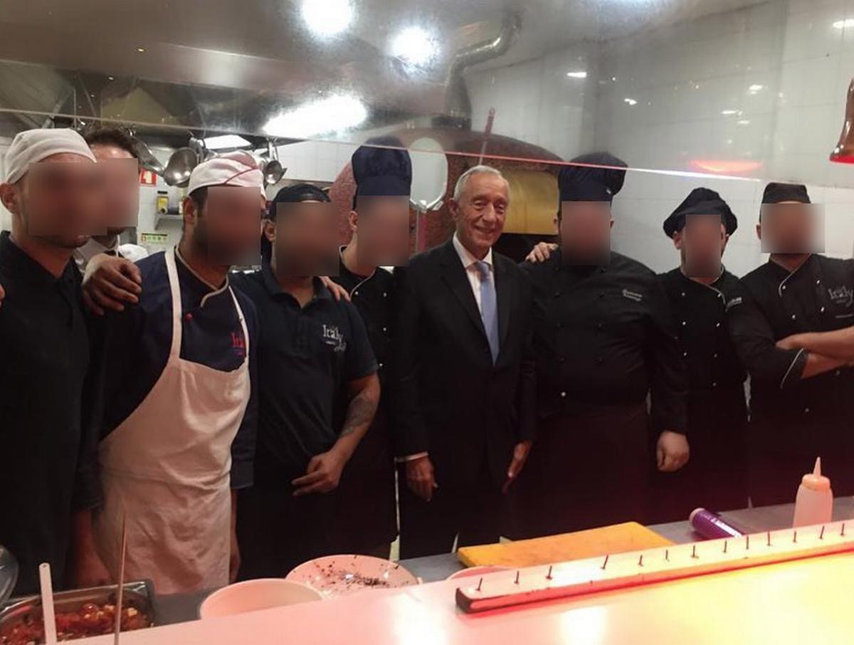 Il presidente del Portogallo in una foto insieme ai dipendenti dell'Italy Caffè, il ristorante italiano di Lisbona gestito dalla 'ndrangheta (da Facebook)