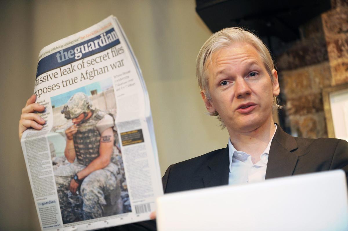 Luglio 2010. Julian Assange mostra una copia del quotidiano britannico The Guardian, durante una conferenza stampa al Frontline Club di Londra