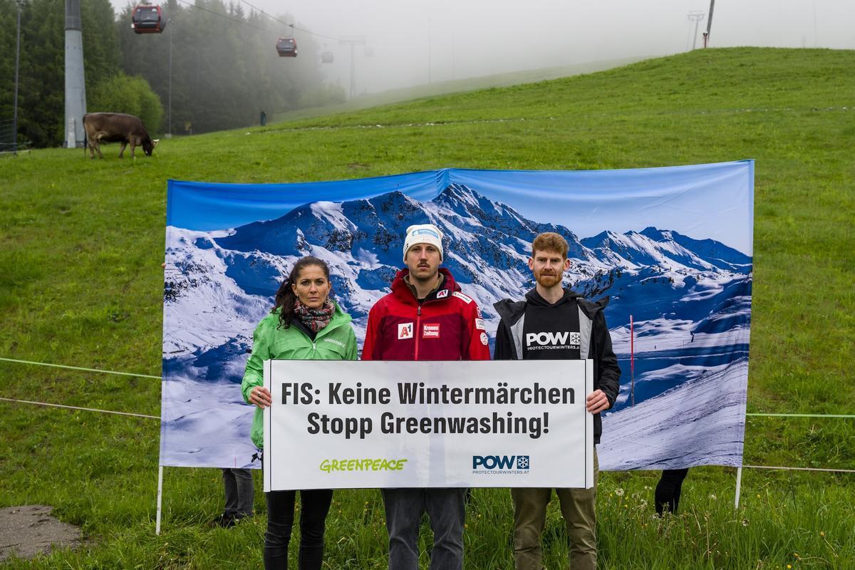 Tirolo, maggio 2023. Da sinistra, Ursula Bittner (Greenpeace), Julian Schütter e Moritz Nachtschatt (Protect our winters Austria) reggono uno striscione che recita: "Fis: niente favole, basta greenwashing!". Foto di Milko Stoev/Protect our winters