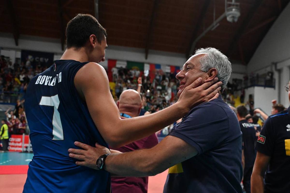 Montesilvano, 25 settembre 2022. Alessandro Bovolenta e Julio Velasco dopo la vittoria nella finale dell'Europeo U20. Foto Fipav