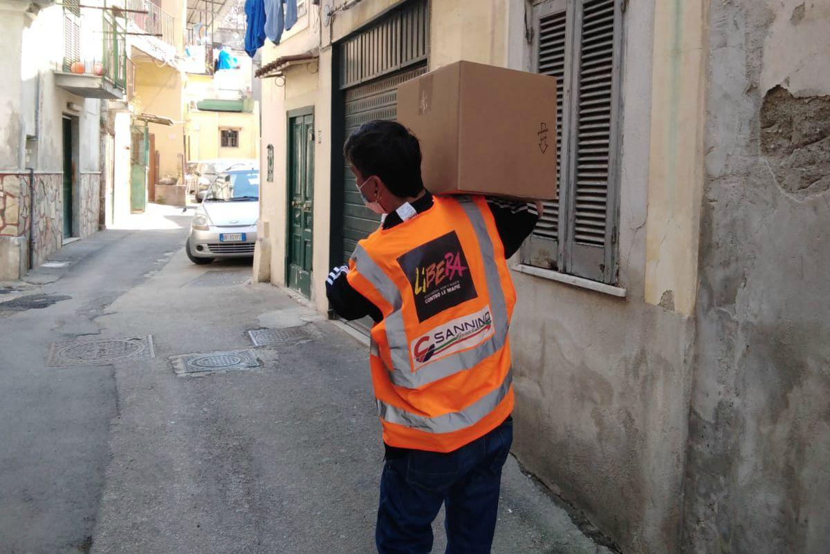 A Ponticelli, quartiere di Napoli, il presidio di Libera consegna cibo alle famiglie bisognose  (Facebook)