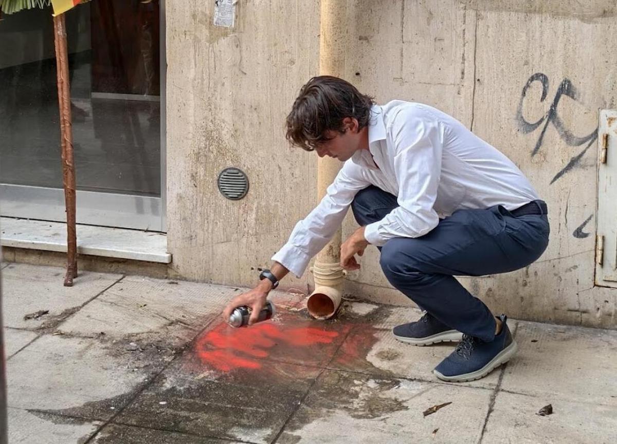 Palermo, 29 agosto 2026. Alfredo Chiodi, nipote di Libero Grassi, colora di rosso il marciapiede dove nel 1991 fu ucciso il nonno