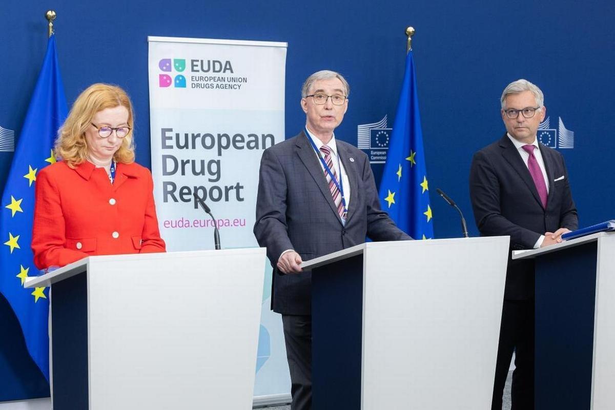 Bruxelles, 9 giugno 2026. Da sinistra, la direttrice dell'Euda Lorraine Nolan, insieme al presidente del consiglio amministrativo dell'agenzia, Franz Pietsch, e al commissario europeo Magnus Brunner (Foto di Xavier Lejeune, servizio audiovisivo della commissione europea)