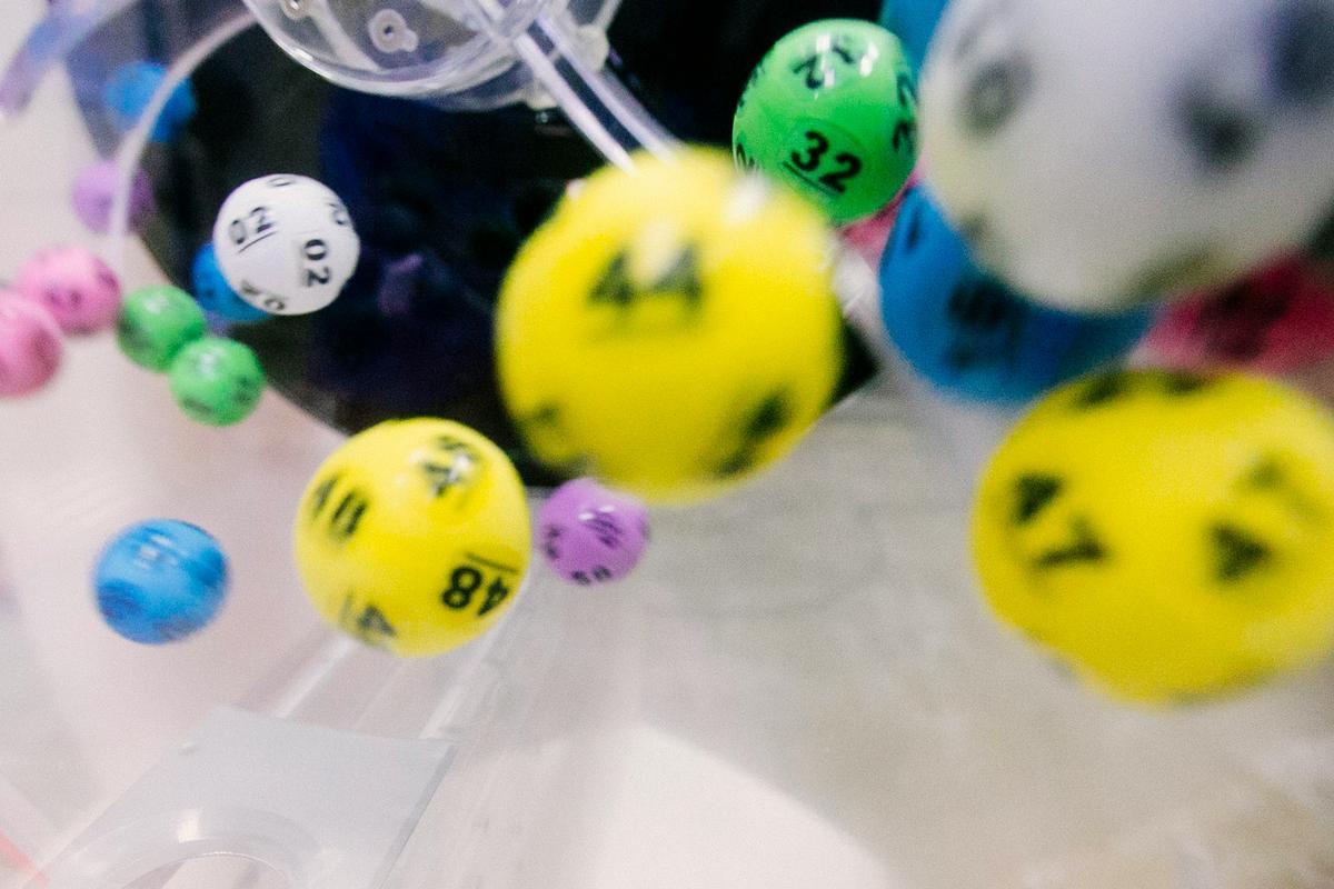 Foto di <a href="https://unsplash.com/it/@dylan_nolte?utm_source=unsplash&utm_medium=referral&utm_content=creditCopyText">dylan nolte</a> su <a href="https://unsplash.com/it/foto/palla-con-lotto-numerico-RSsqjpezn6o?utm_source=unsplash&utm_medium=referral&utm_content=creditCopyText">Unsplash</a> 