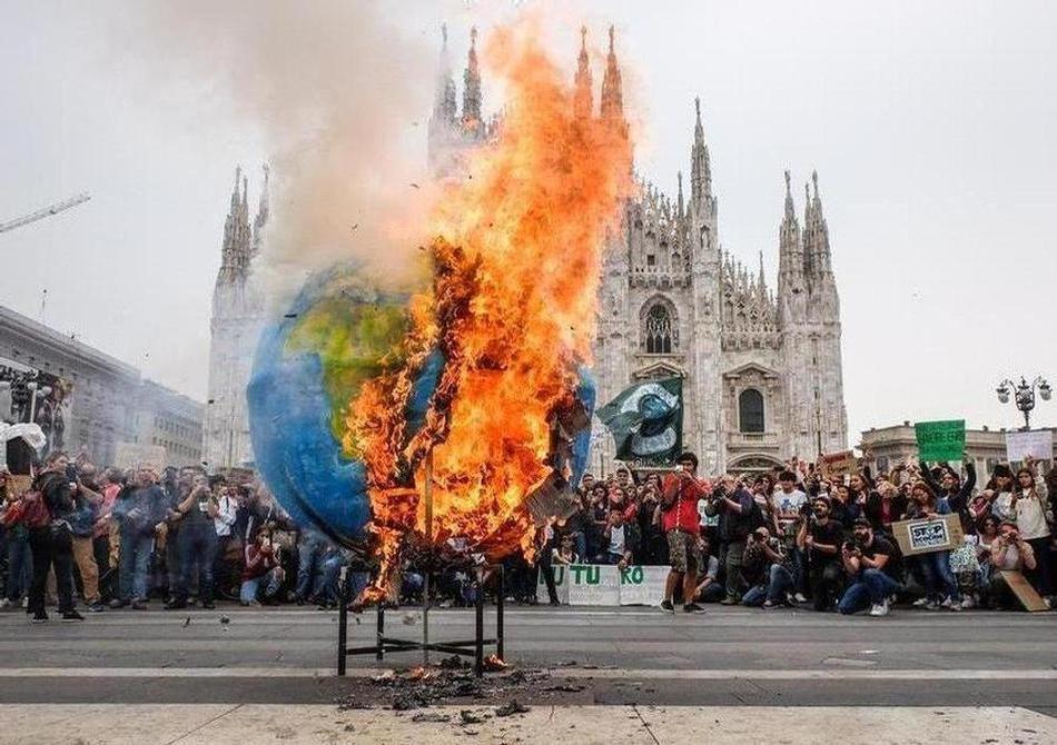 Milano, 27/09/2019. Il mondo dato alle fiamme in piazza del Duomo durante un corteo dei Fridays for future. M. Corner/LaPresse