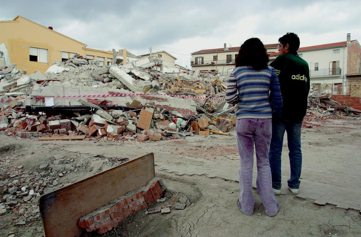 San Giuliano di Puglia, 3 novembre 2002. Le macerie della scuola in cui sono morte le vittime del sisma. R. Monaldo/LaPresse