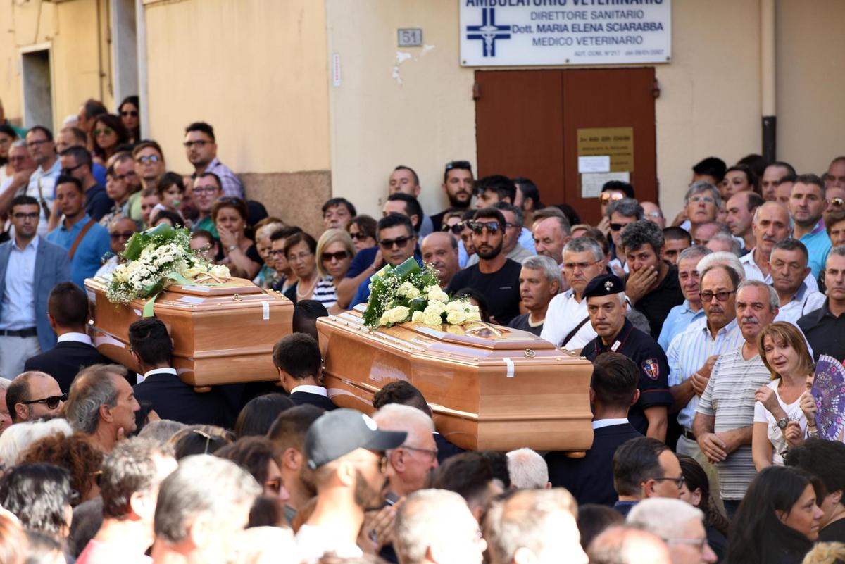 La folla ai funerali di Aurelio e Luigi Luciani in San Marco in Lamis, l'11 agosto 2017. Credits: Ansa 