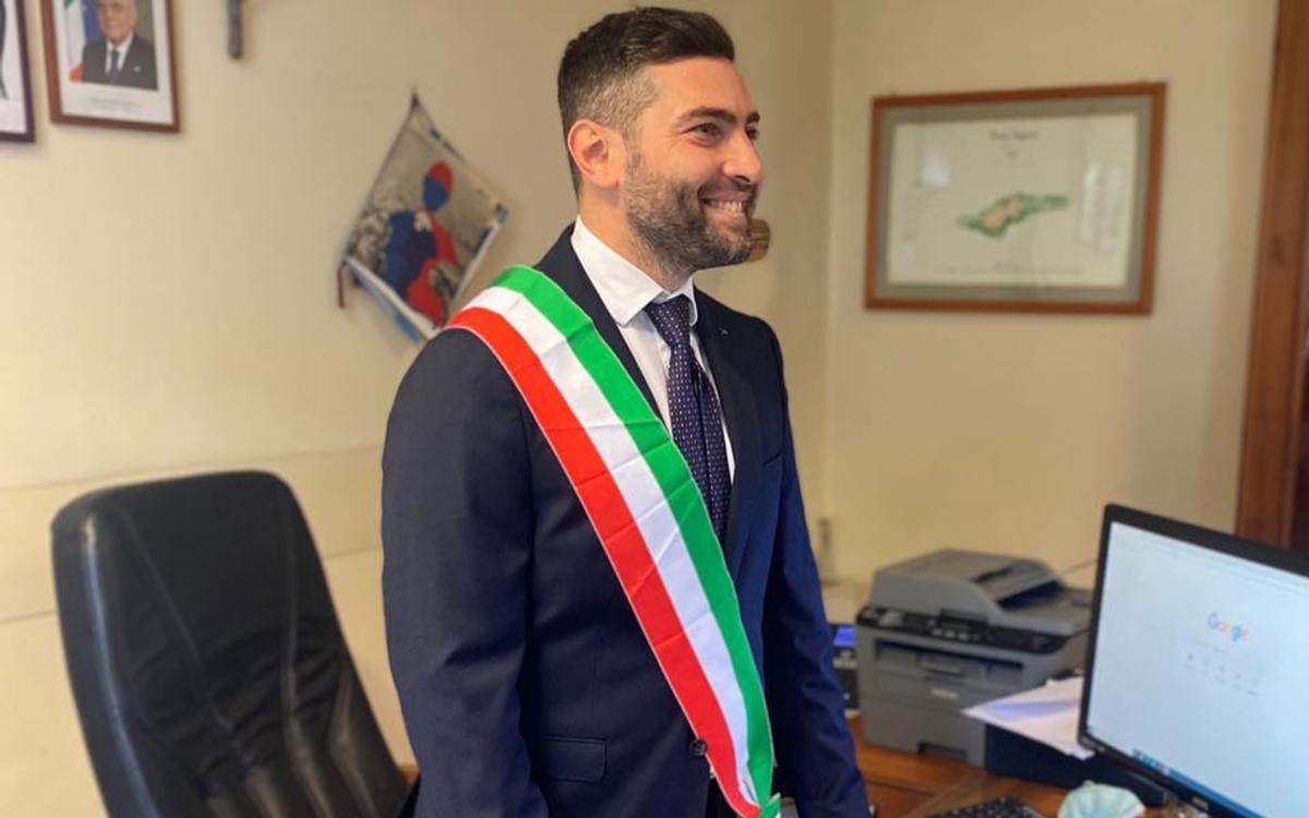 Luciano Mottola, sindaco di Melito Di Napoli, arrestato il 18 aprile 2023 (Facebook)