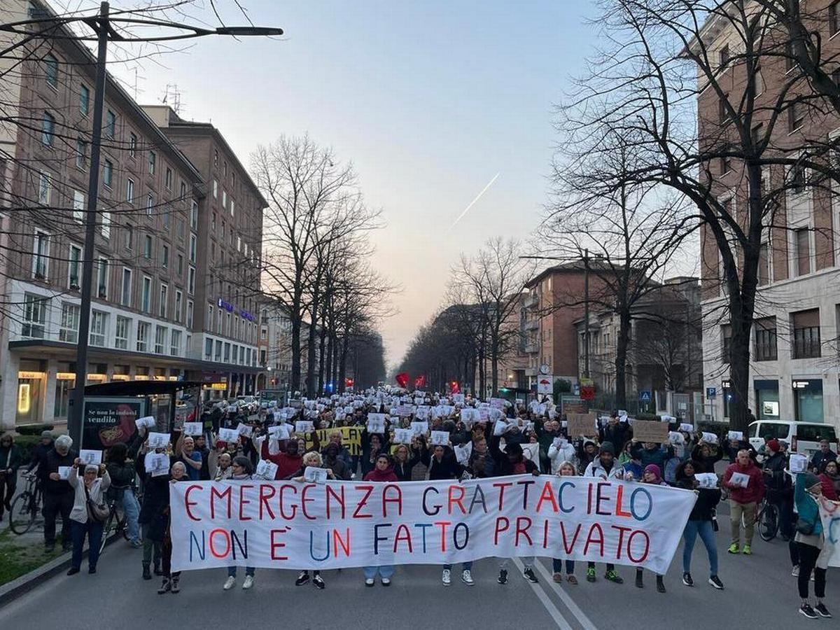 Ferrara, 7 marzo 2026. Cittadini e comitati in marcia contro lo sgombero del "Grattacielo", condominio che ospitava decine di famiglie straniere (Ilaria Ferraresi)