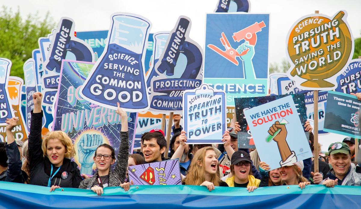 Washington, 2017. La "March fof Science", una manifestazione a sostegno della scienza e della ricerca, organizzata da ricercatori critici nei confronti di Donald Trump (Foto di <a href="https://unsplash.com/it/@tchompalov?utm_content=creditCopyText&utm_medium=referral&utm_source=unsplash">Vlad Tchompalov</a> su <a href="https://unsplash.com/it/foto/gruppo-di-persone-con-insegne-nKNrOZ5MXZY?utm_content=creditCopyText&utm_medium=referral&utm_source=unsplash">Unsplash</a>)