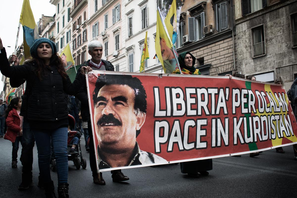 Roma, 17 febbraio 2018. Uno striscione per la liberazione di Abdullah Ocalan esposto nella manifestazione per la difesa di Afrin, città curda nel Nord della Siria (Foto da Zeroincondotta - Flickr - CC BY-NC-SA 2.0)