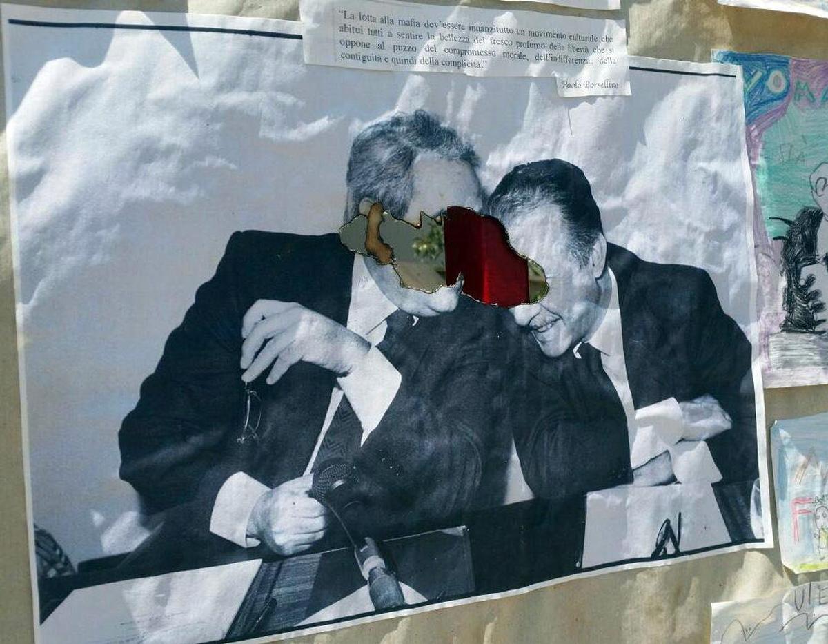 Palermo, 11 luglio 2017. Un manifesto con la foto di Falcone e Borsellino dato alle fiamme (Ansa)