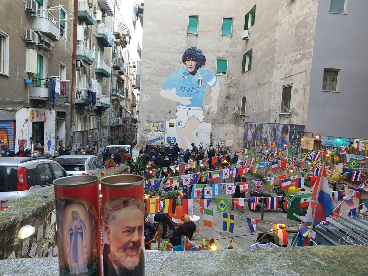 I messaggi di cordoglio davanti al murales di Maradona nei Quartieri spagnoli (Napoli). Credits: Ciro Pellegrino 