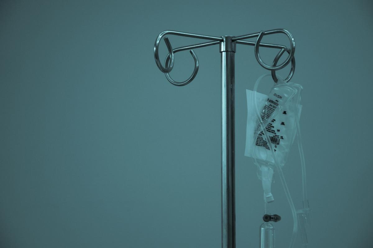 Una sanità pubblica agli sgoccioli? Rosy Bindi, già ministra della Salute, ne scrive nel suo ultimo libro (Foto di <a href="https://unsplash.com/it/@marceloleal80?utm_content=creditCopyText&utm_medium=referral&utm_source=unsplash">Marcelo Leal</a> su <a href="https://unsplash.com/it/foto/destrosio-appeso-su-supporto-per-flebo-in-acciaio-inossidabile-6pcGTJDuf6M?utm_content=creditCopyText&utm_medium=referral&utm_source=unsplash">Unsplash</a>)