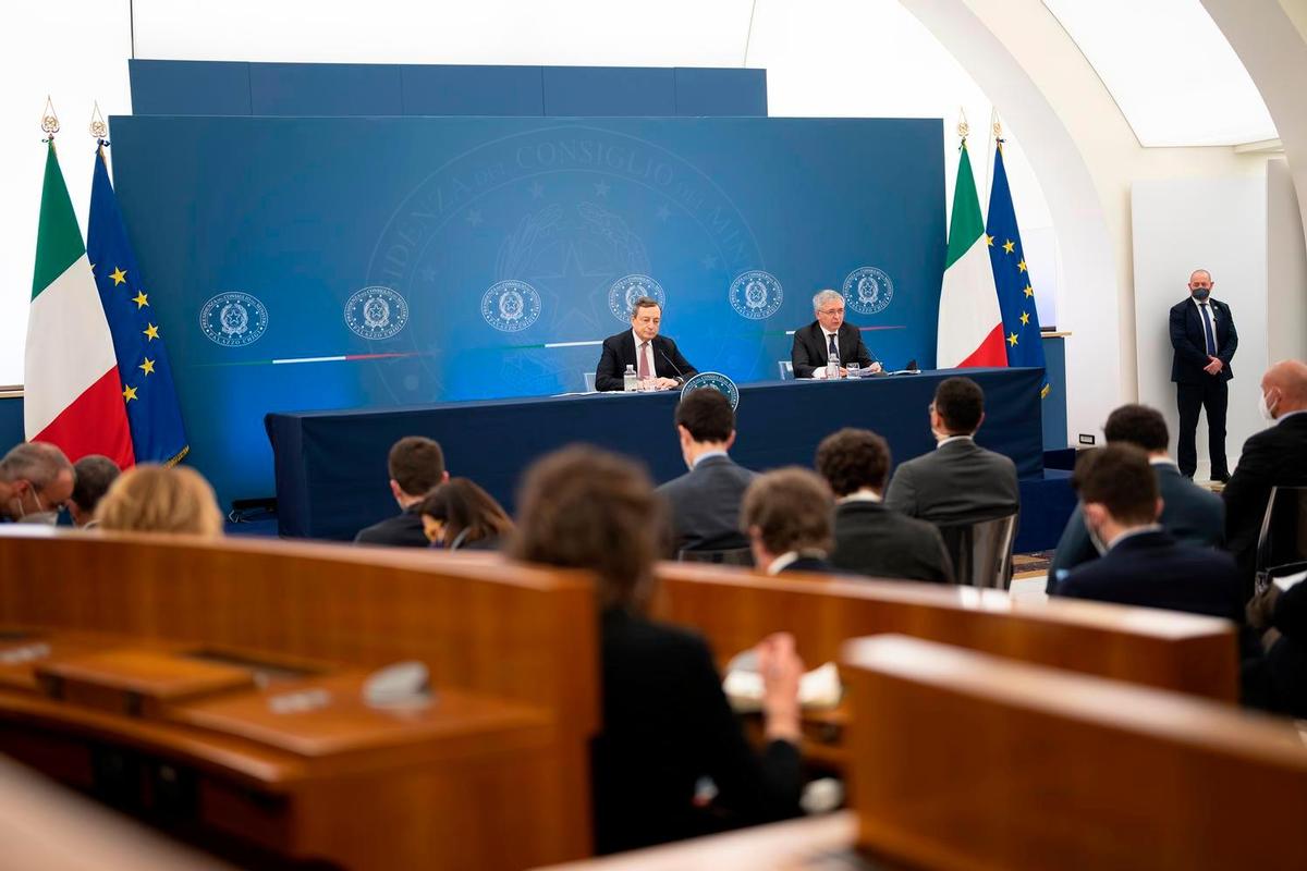 6 aprile 2022, il presidente del Consiglio Mario Draghi e il ministro dell'Economia Daniele Franco presentano Documento di economia e finanza (Def), approvato dal Consiglio dei Ministri (Foto Governo.it - licenza CC-BY-NC-SA 3.0 IT)