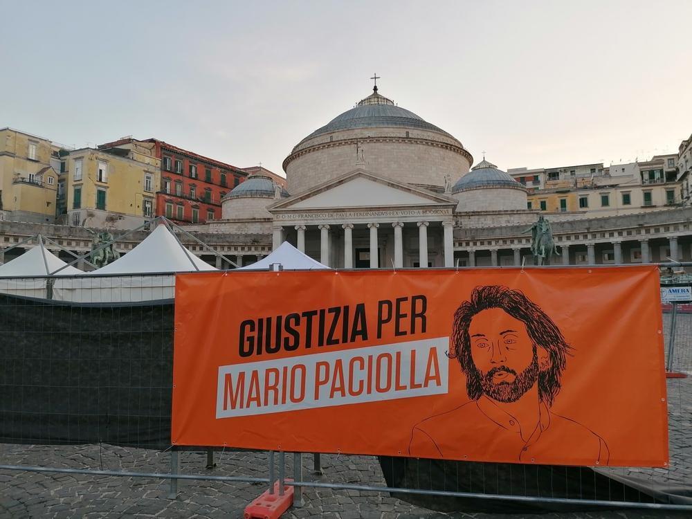 Napoli, piazza del Plebiscito. Uno striscione in ricordo di Mario Paciolla (dalla pagina Facebook - Giustizia per Mario Paciolla)