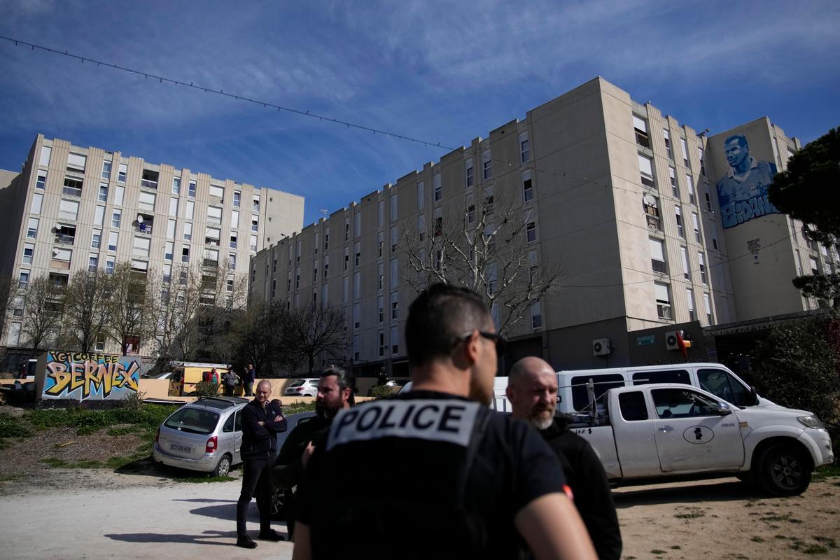 Marsiglia, 19 marzo 2024. Dei poliziotti sorvegliano La Castellane, quartiere di periferia e base di gruppi di trafficanti di droga (Christophe Ena/Epa)