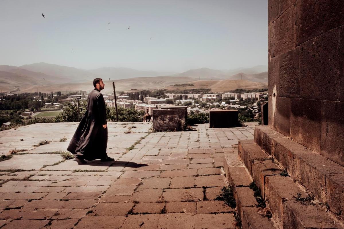 Sisian, 24 giugno 2021. Ishakhan Gevorgyan cammina di fronte al monastero St.Grigor Lusavorich