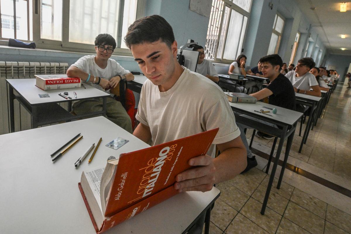 Napoli, 19 giugno 2024. Prima prova di maturità all'istituto Mario Pagano (Ansa / Ciro Fusco)