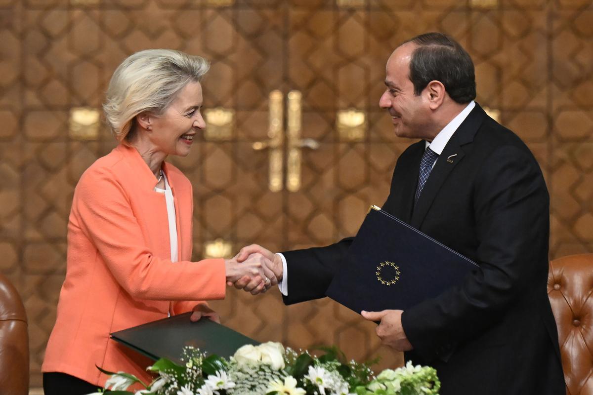 Il Cairo, 17 marzo 2024. La Presidente della Commissione europea Ursula Von der Leyen e il presidente egiziano Abdel Fattah al-Sisi si stringono la mano in occasione della firma del nuovo accordo di partenariato. Foto Unione Europea