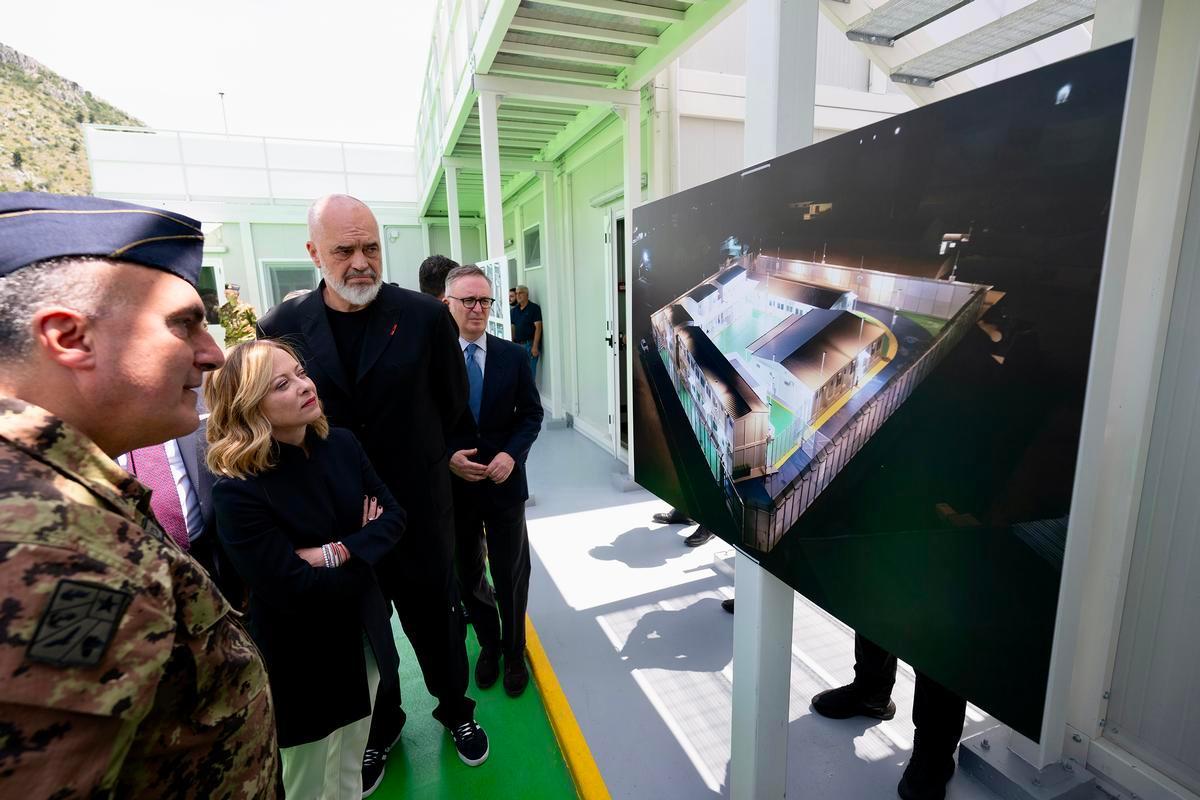 Shengjin (Albania), 05 giugno 2024. La premier italiana Meloni e l'omologo albanese Rama visitano uno dei due centri di trattenimento (foto Palazzo Chigi)