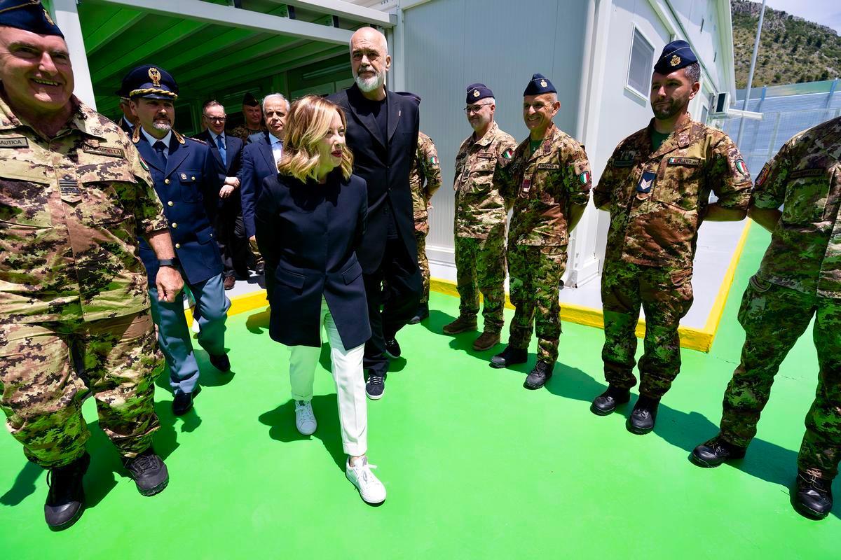 Shengjin (Albania), 05 giugno 2024. Giorgia Meloni e il primo ministro albanese Edi Rama visitano uno dei due centri di trattenimento per richiedenti asilo. Foto di Palazzo Chigi