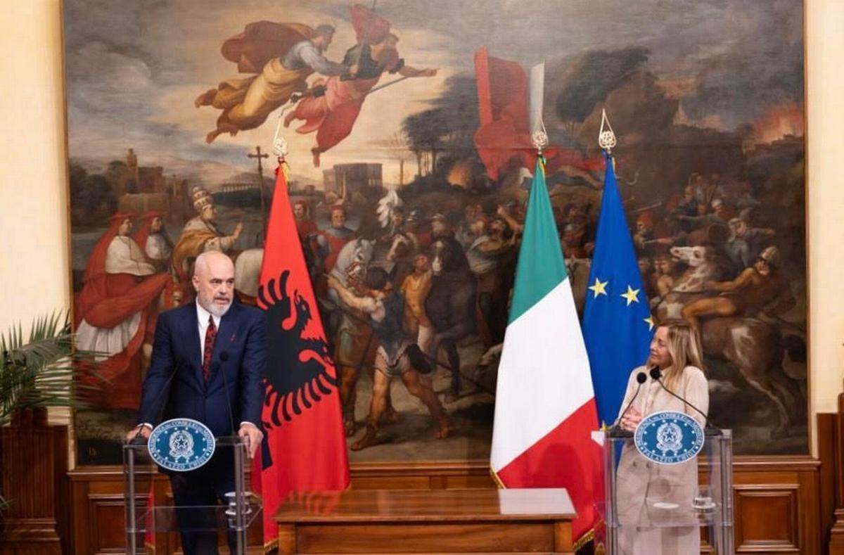 Giorgia Meloni ed Edi Rama in conferenza stampa (Credits: sito ufficiale del premier albanese)