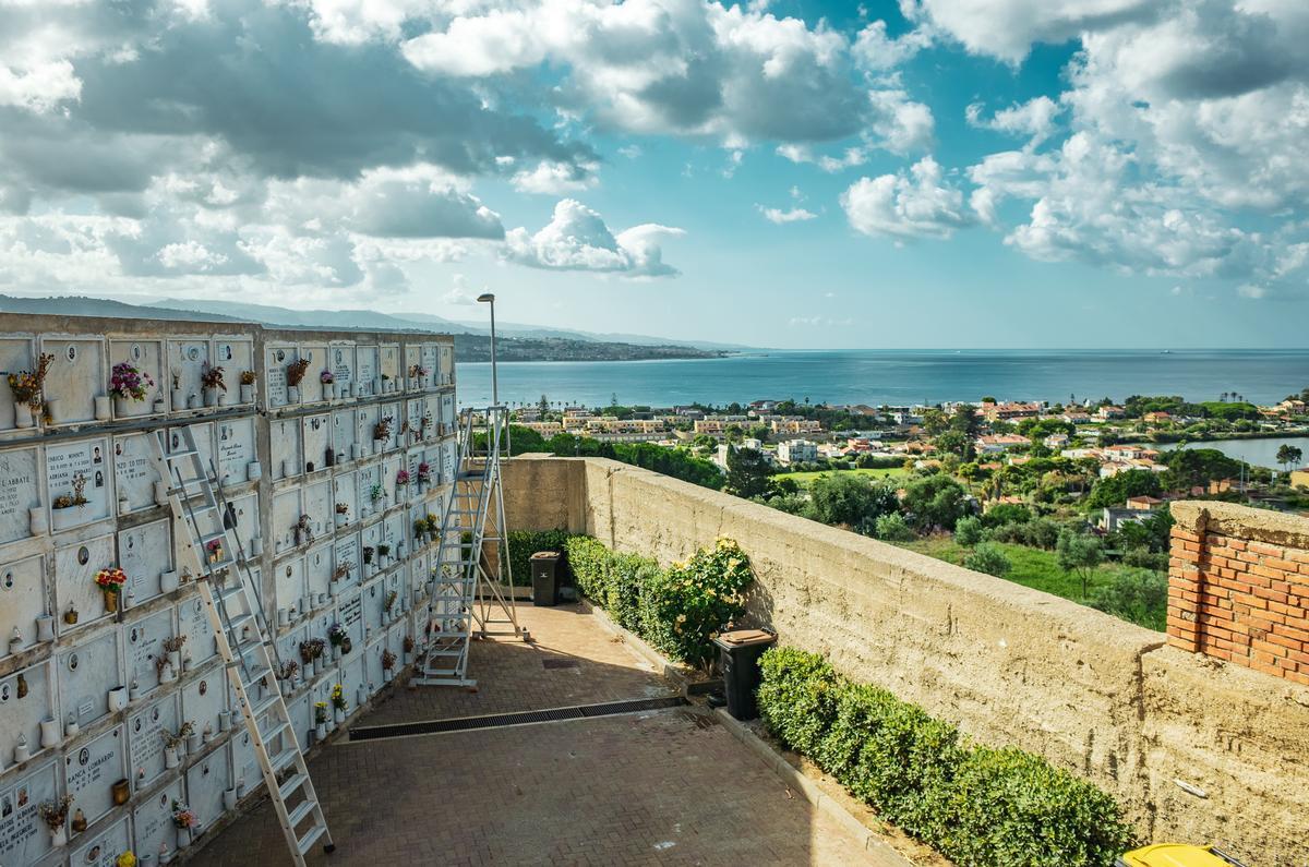 Messina, settembre 2024. Il cimitero di Granatari, a Torre Faro, è l'unico terreno non interessato dagli espropri nel cantiere nord. Probabilmente non sarà accessibile durante i lavori, mentre tutte le abitazioni intorno dovrebbero essere demolite per fare spazio al pilone del ponte (Foto di Paolo Valenti)