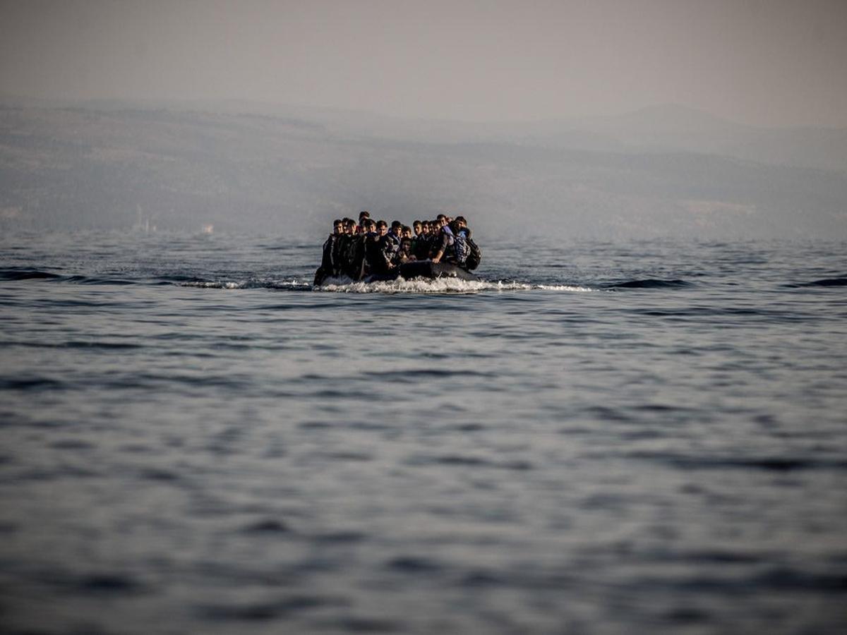 Migranti arrivano via mare. Foto: Sandor Csudai/Asgi