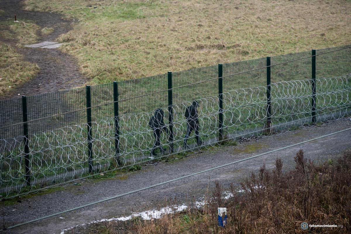 Calais, Francia. Migranti lungo la barriera. Foto di Joanna Chichelnitzky/fotomovimiento.org
