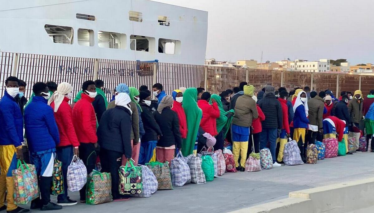 Lampedusa, 15 marzo 2024. Migranti in fila per essere trasferiti a Porto Empedocle. Foto di Elio Desiderio/Ansa