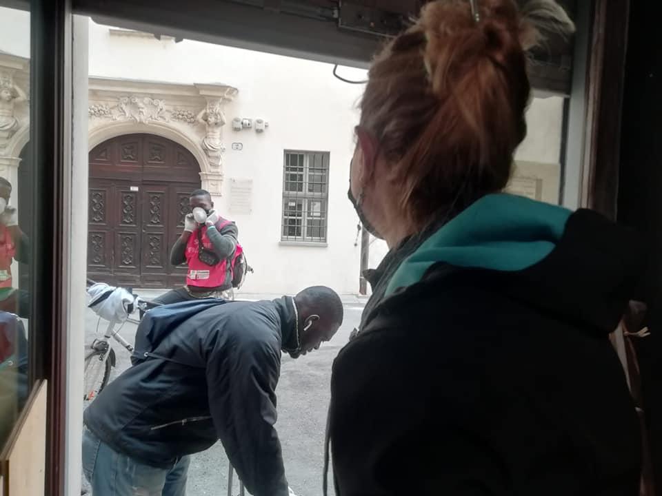 Migranti ritirano il cibo da consegnare ai senzatetto preparato dal ristorante Il Giardino veg (Torino). Credits: Maria Zingarelli