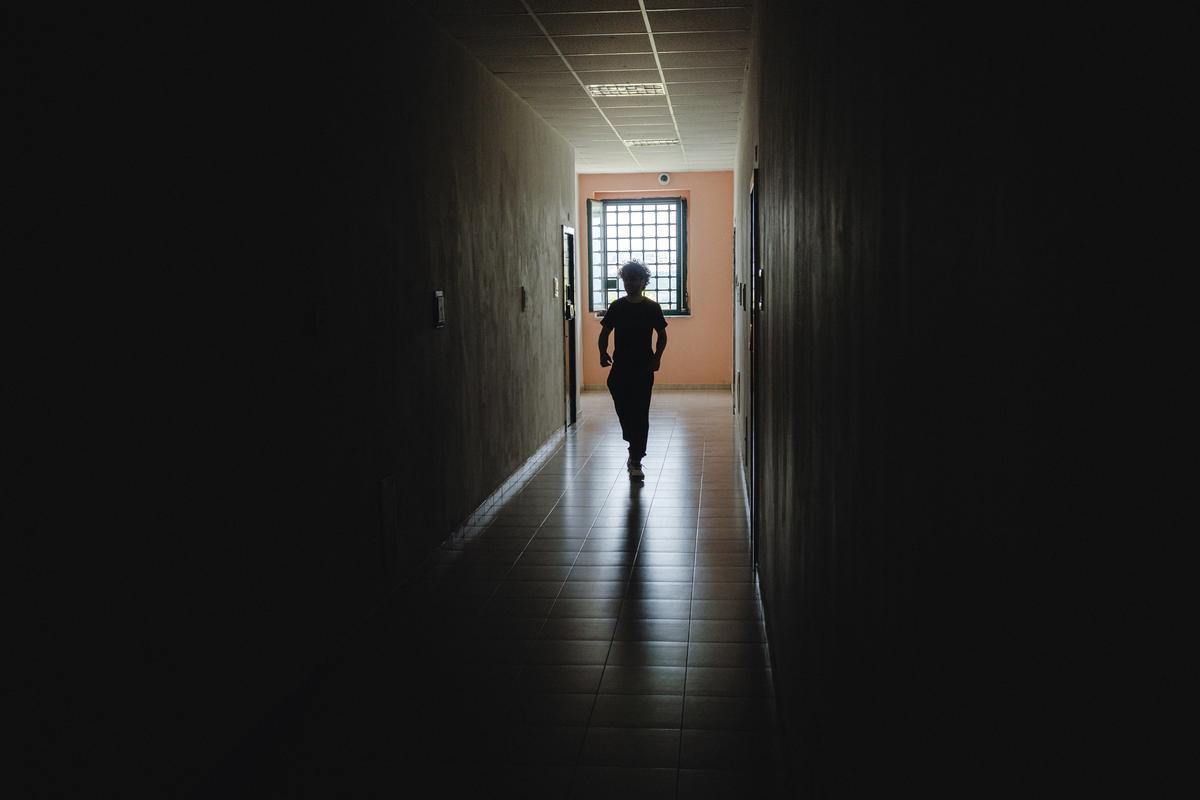 Nisida, Maggio 2021. Un detenuto cammina nel corridoio del suo reparto. Foto: Yarin Trotta del Vecchio 