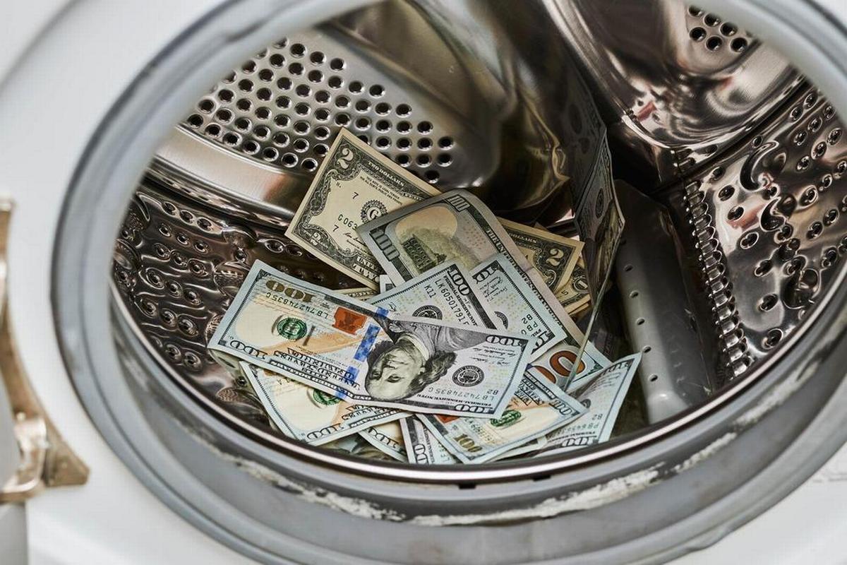 Il termine inglese che indica il riciclaggio di denaro è "money laundering", dove laundering indica il lavaggio (Foto di Marco Vech da Flickr, CC BY 2.0)