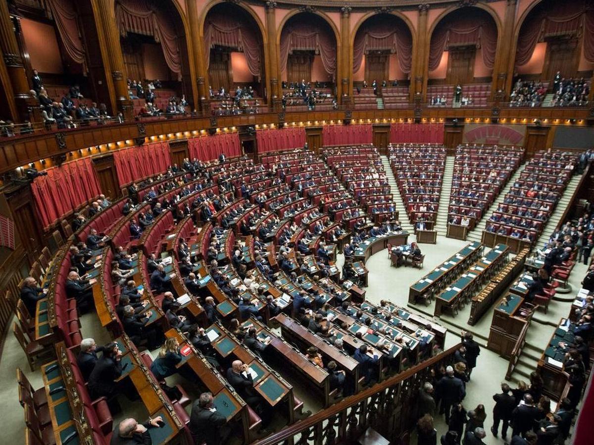 Roma, 2018. La Camera dei Deputati a Palazzo Montecitorio. Foto di <a href="https://unsplash.com/it/@marcooriolesi?utm_content=creditCopyText&utm_medium=referral&utm_source=unsplash">Marco Oriolesi</a> su <a href="https://unsplash.com/it/foto/vista-a-volo-duccello-di-sedersi-su-una-panchina-durante-la-discussione-wqLGlhjr6Og?utm_content=creditCopyText&utm_medium=referral&utm_source=unsplash">Unsplash</a> 