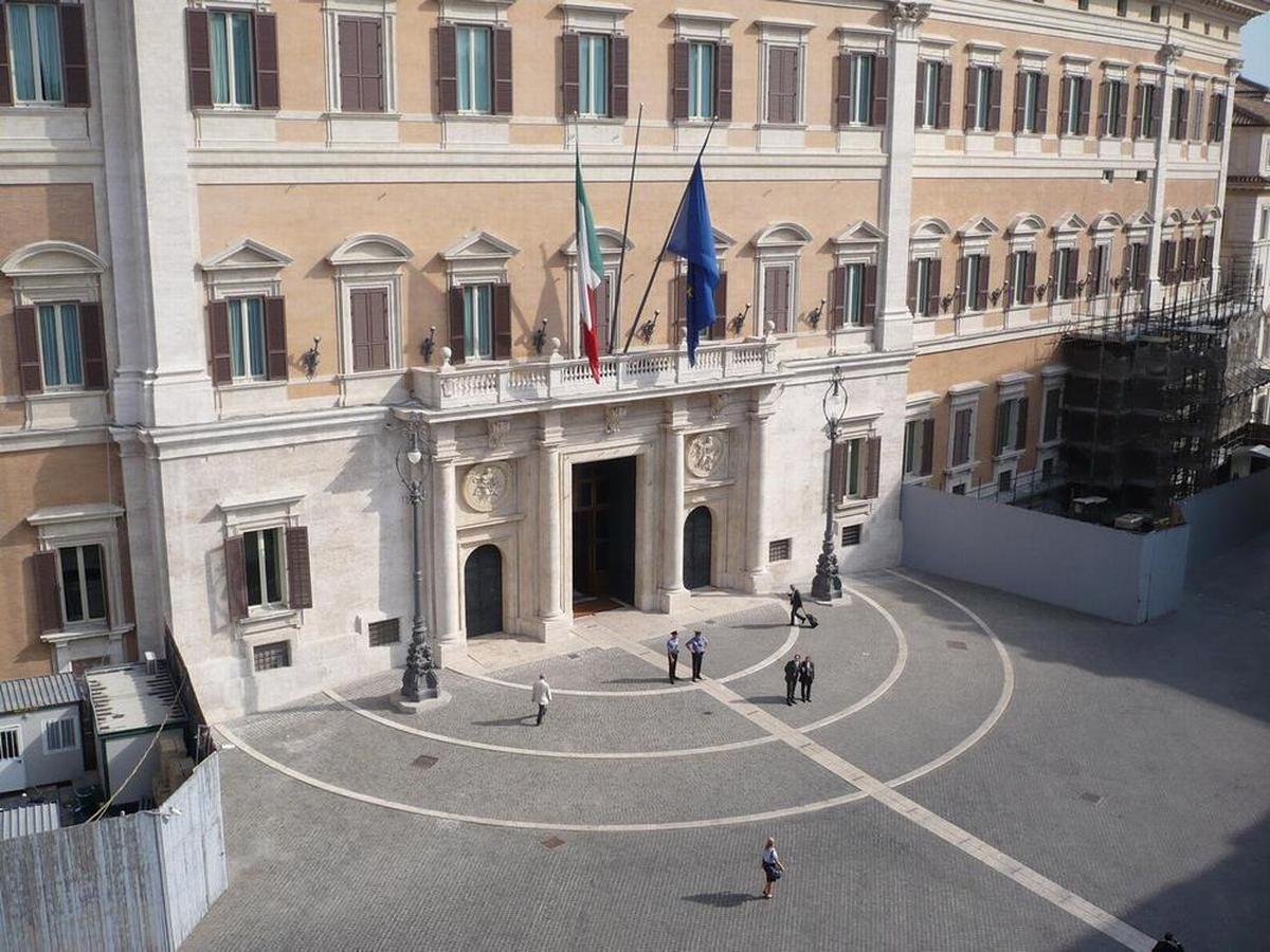 Roma, l'ingresso di Palazzo Montecitorio, sede della Camera dei deputati (Foto di Simone Ramella da Flickr, CC BY 2.0)