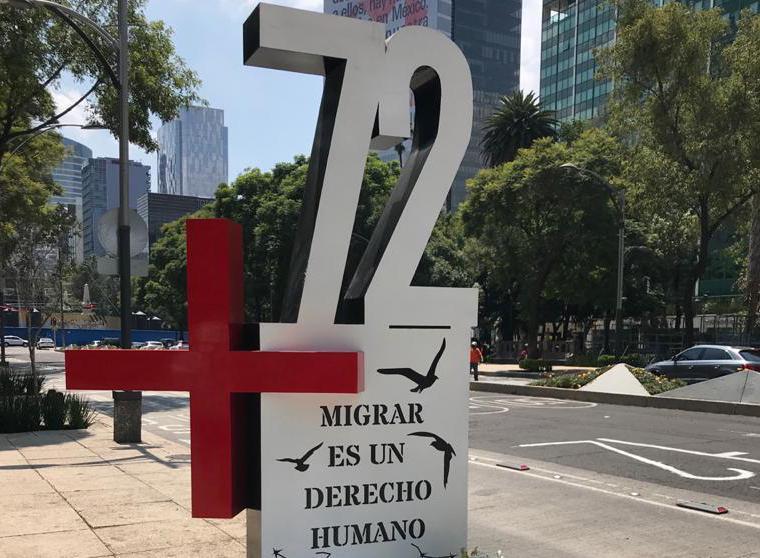 Il monumento per i diritti dei migranti installato di fronte all'ambasciata statunitense a Città del Messico