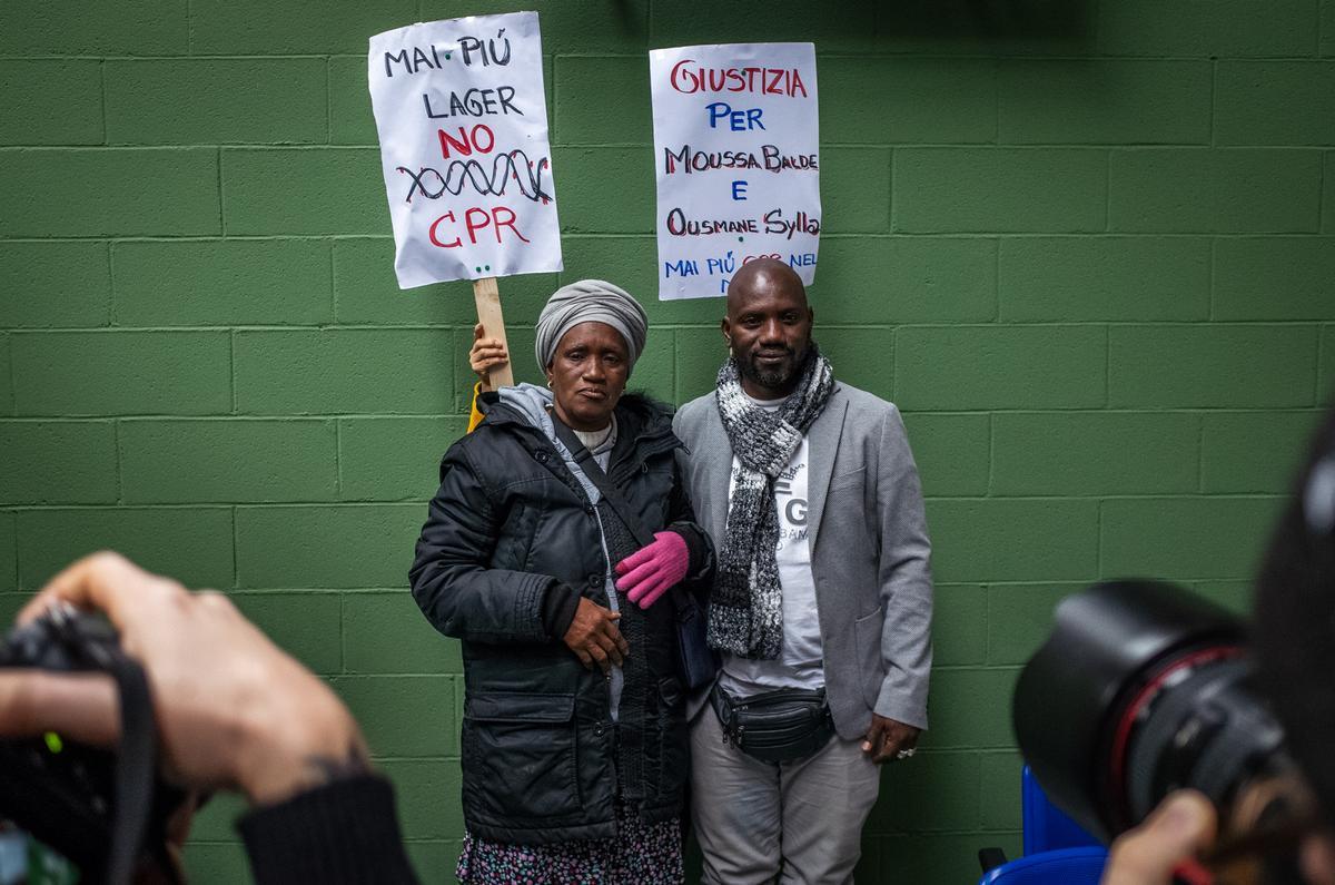 Torino, 12 febbraio 2025. La madre e il fratello di Moussa Balde nel giorno dell'avvio del processo per la morte del 23enne guineano nel cpr di Torino (foto di Paolo Valenti)