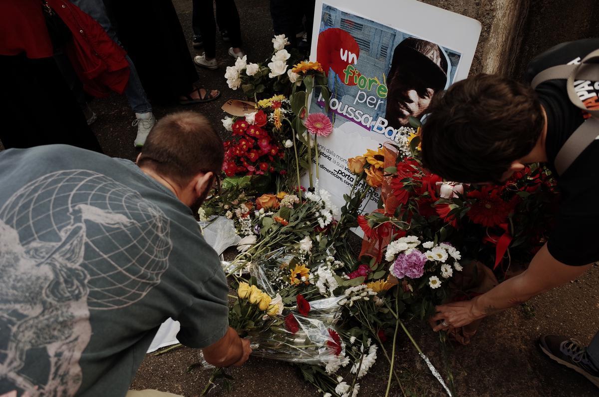 Torino, 23 maggio 2025. Fiori lasciati fuori dal cpr di Corso Brunelleschi in memoria di Moussa Balde. Foto di Paolo Valenti