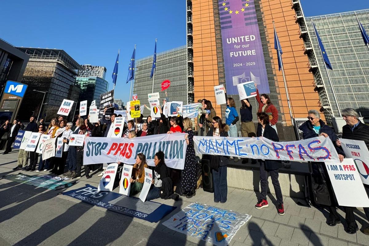 Bruxelles, 5 marzo 2026. Cittadini e cittadine delle comunità maggiormente esposte ai pfas in Europa manifestano di fronte al palazzo della Commissione europea dopo il terzo incontro negato. Foto dell'European environmental bureau