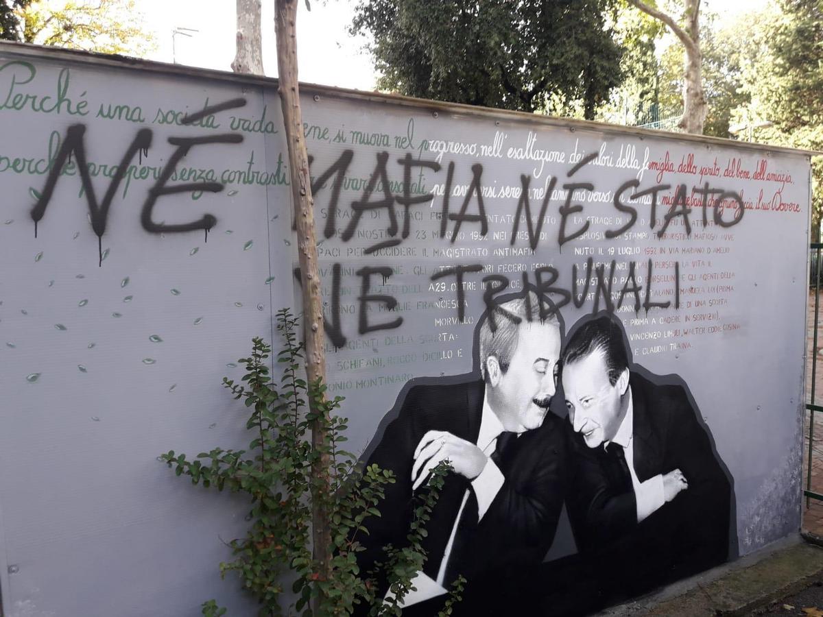 Firenze, 2018. Imbrattato il murale realizzato in memoria dei giudici Falcone e Borsellino su una parete esterna del circolo "Baracche Verdi" (Ansa)