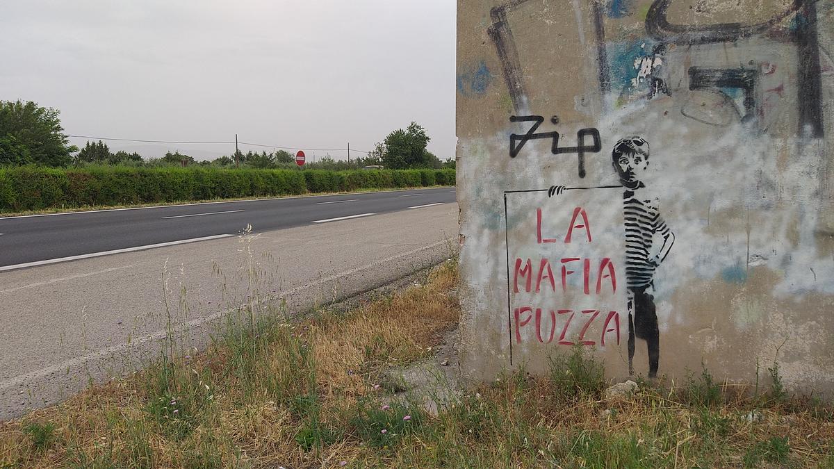 Murales sulla strada che collega Foggia al Gargano. Credits: lavialibera 